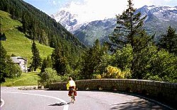 Cicloturista nos Alpes Suíços