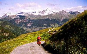 Cicloturista nos Alpes Franceses